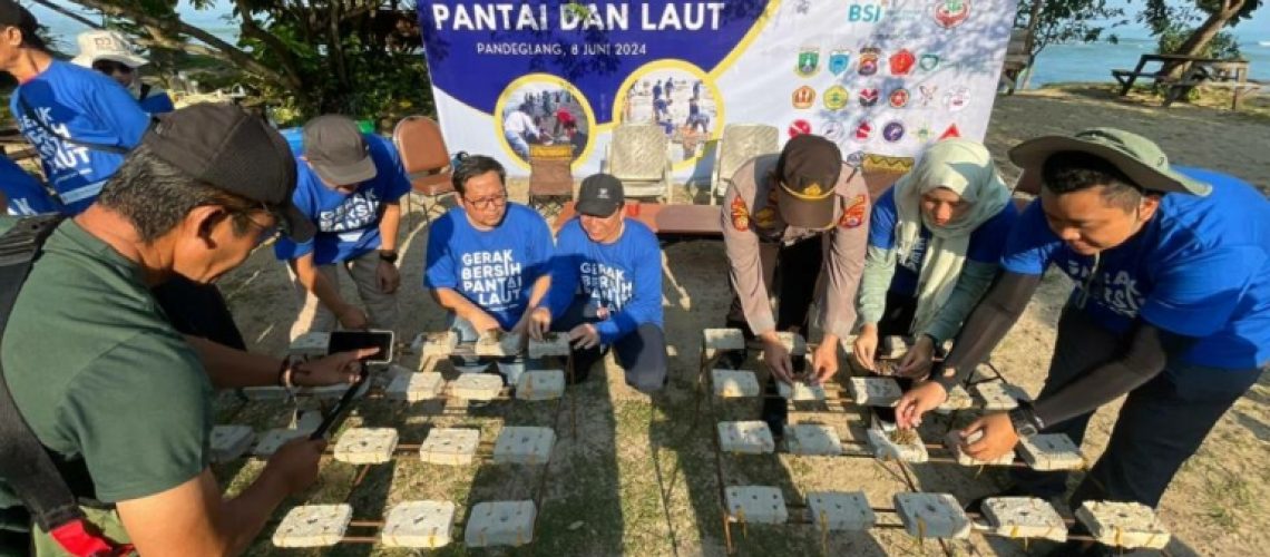 humas-unpad-aksi-bersih-pantai-2-768x512